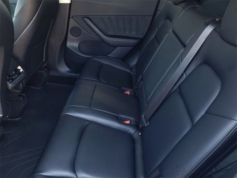 Used 2022 Tesla Model Y Long Range image 11