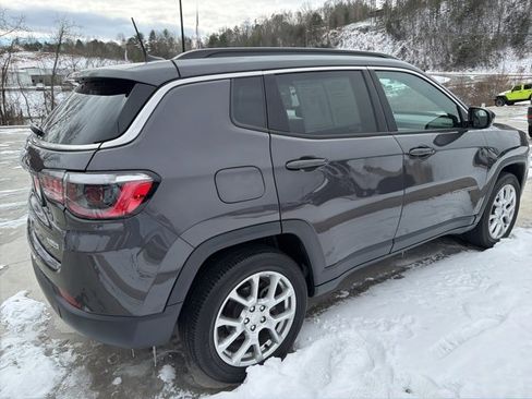 Used 2024 Jeep Compass Latitude image 3