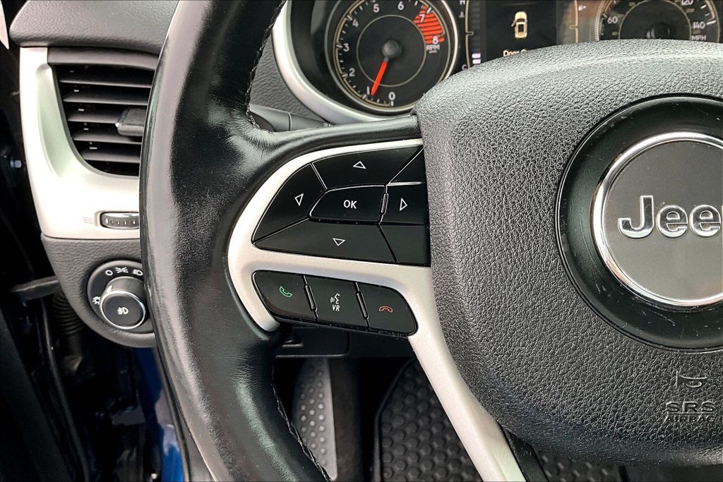 Used 2018 Jeep Cherokee Latitude Plus w/ Cold Weather Group AWD/4WD image 17