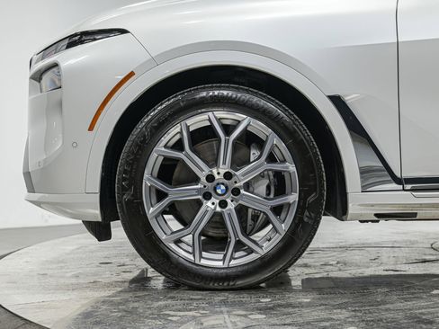 Used 2024 BMW X7 xDrive40i w/ Premium Package image 3