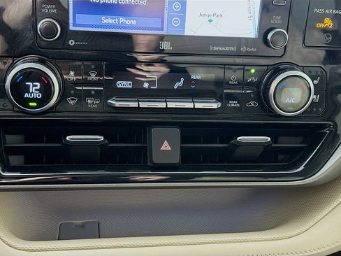 Used 2020 Toyota Highlander Limited image 16