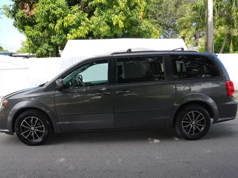 Used 2017 Dodge Grand Caravan GT FWD image 3