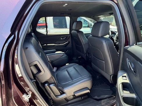Used 2022 Chevrolet Traverse LT FWD image 16