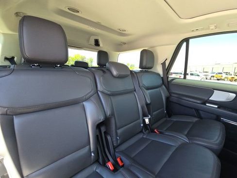 Used 2025 Ford Expedition Active AWD/4WD image 18