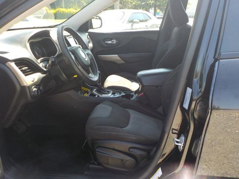 Used 2017 Jeep Cherokee Sport FWD image 15