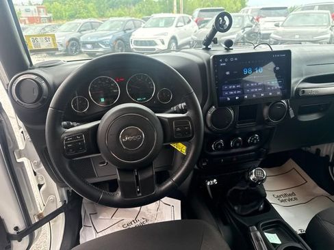 Used 2018 Jeep Wrangler Sport w/ Connectivity Group AWD/4WD image 16