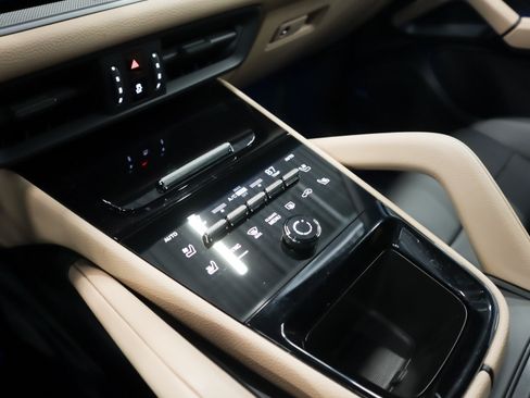 Certified 2024 Porsche Cayenne AWD/4WD image 17
