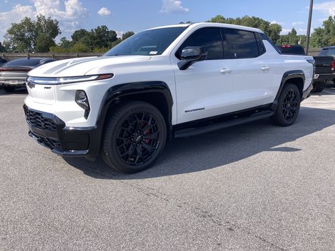 New 2026 Chevrolet Silverado EV 4x4 Crew Cab image 1
