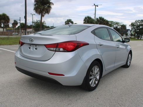 Used 2014 Hyundai Elantra SE w/ Option Group 02 FWD image 17