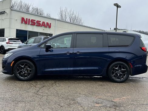 Used 2019 Chrysler Pacifica Touring Plus w/ Advanced Safetytec Group image 3