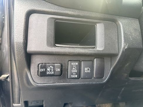 Used 2018 Toyota Tacoma TRD Sport AWD/4WD image 13