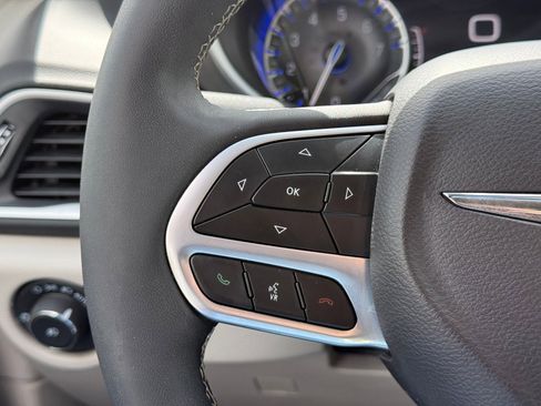 Used 2024 Chrysler Pacifica Touring-L FWD image 19