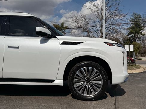 Used 2025 INFINITI QX80 Sensory image 10
