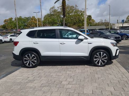 Certified 2024 Volkswagen Taos SE image 3