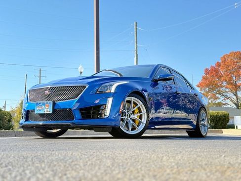 Used 2018 Cadillac CTS V w/ Luxury Package RWD image 2