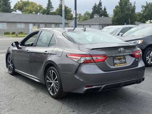 Used 2019 Toyota Camry SE FWD image 8