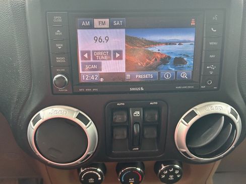 Used 2013 Jeep Wrangler Unlimited Sahara w/ Connectivity Group AWD/4WD image 9