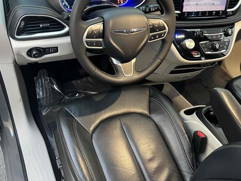 Used 2022 Chrysler Pacifica Touring-L image 28