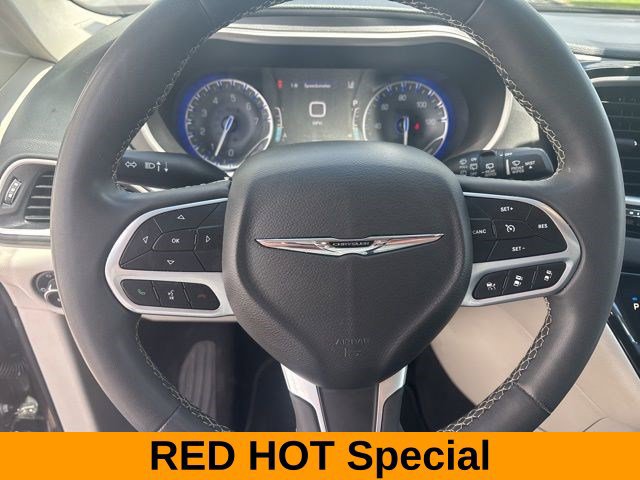 Used 2023 Chrysler Pacifica Touring-L FWD image 16