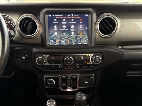 Used 2019 Jeep Wrangler Unlimited Sahara AWD/4WD image 21