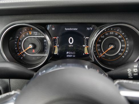 Used 2022 Jeep Wrangler Unlimited Sahara w/ LED Lighting Group AWD/4WD image 12