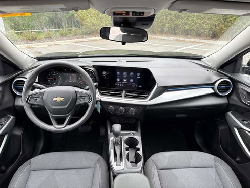 Used 2026 Chevrolet Trax LS w/ LS Convenience Package FWD image 12