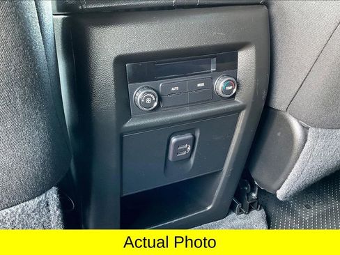 Used 2023 Chevrolet Traverse LT image 25