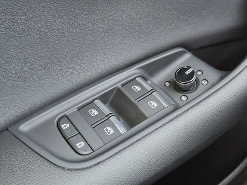 Used 2023 Audi Q8 Premium image 28