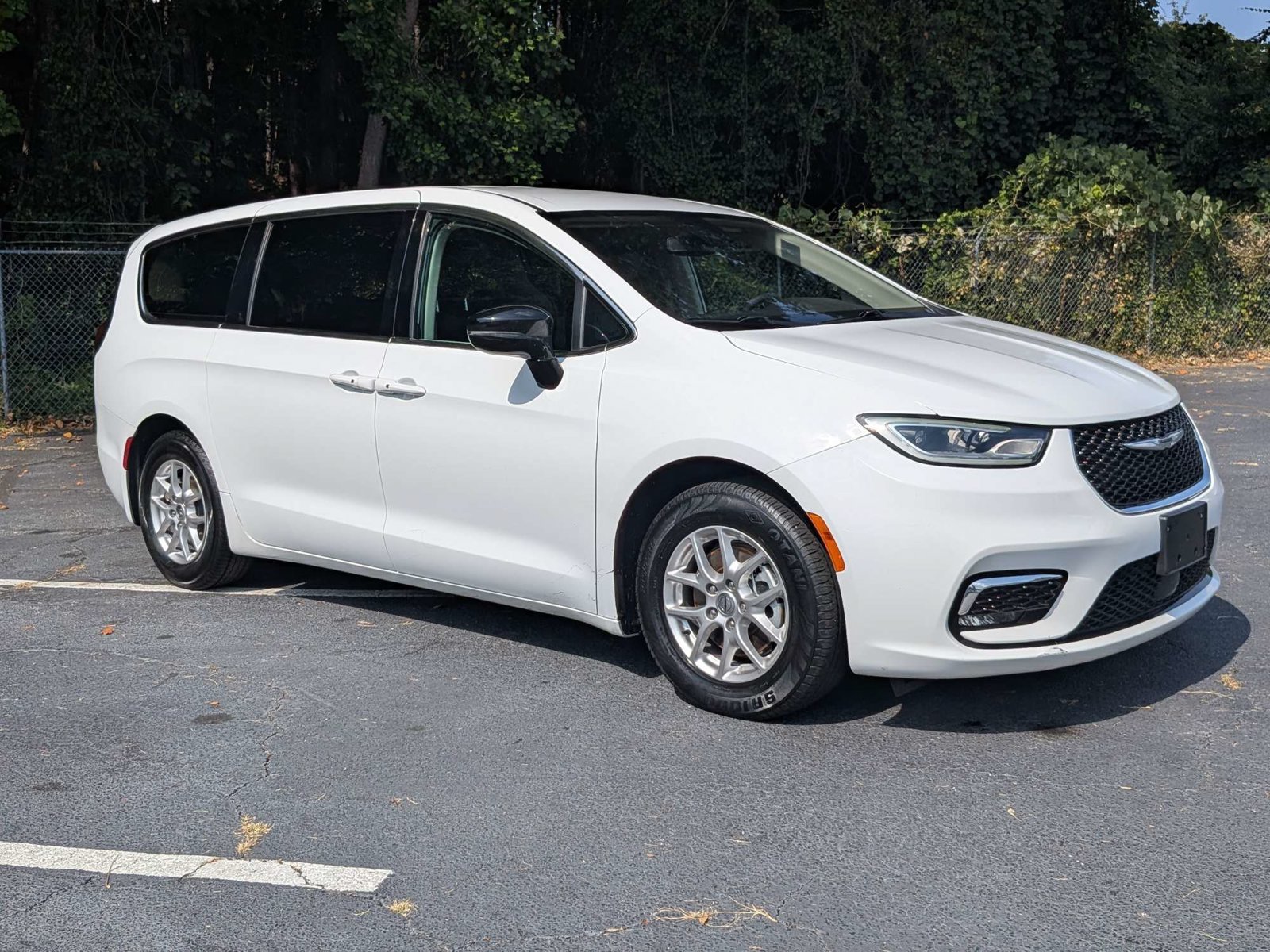 Used 2024 Chrysler Pacifica Touring-L FWD image 2