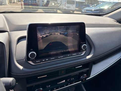 Used 2025 Nissan Rogue SV FWD image 25