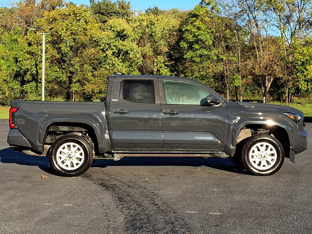 Used 2024 Toyota Tacoma SR5 AWD/4WD image 10