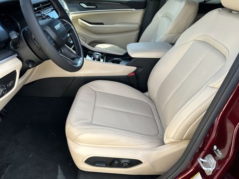 New 2025 Jeep Grand Cherokee Limited w/ Luxury Tech Group II image 9