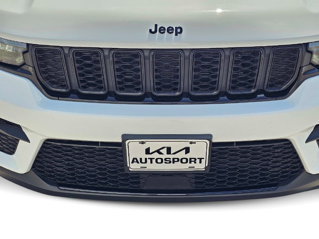 Used 2025 Jeep Grand Cherokee Altitude AWD/4WD image 3