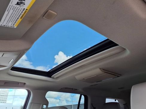Used 2017 GMC Yukon SLT w/ Premium Edition RWD image 9