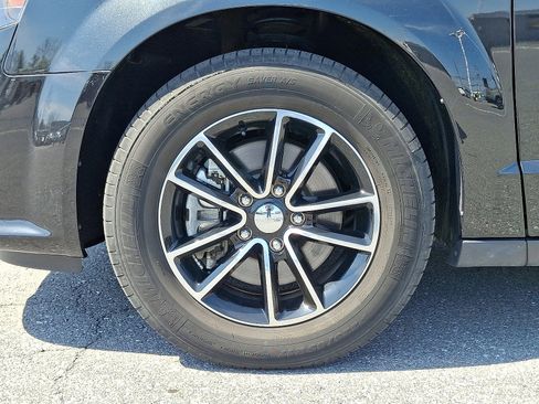 Used 2017 Dodge Grand Caravan SXT w/ Driver Convenience Group FWD image 9