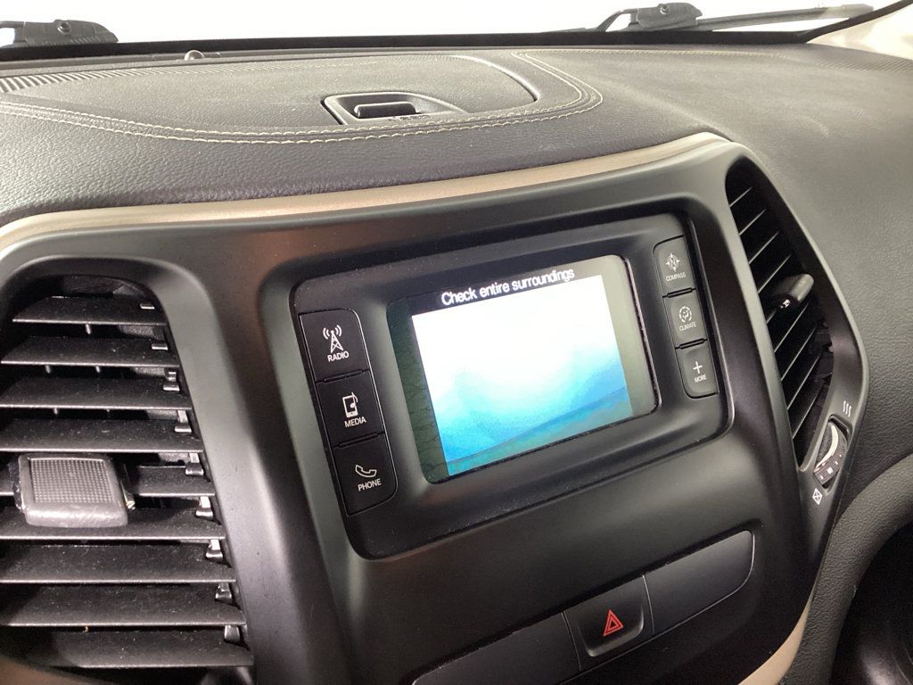 Used 2017 Jeep Cherokee Latitude AWD/4WD image 30