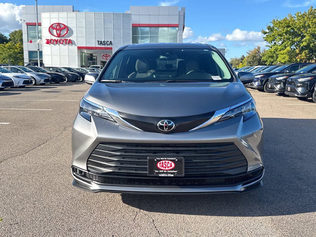 Used 2026 Toyota Sienna LE AWD/4WD image 2