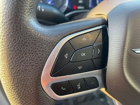 Used 2021 Chrysler Voyager LX image 8