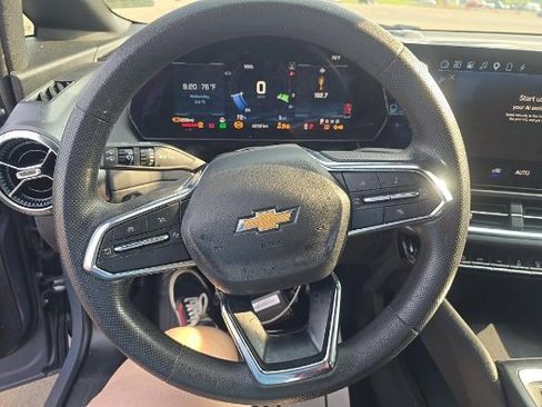 Used 2025 Chevrolet Equinox EV LT FWD image 9