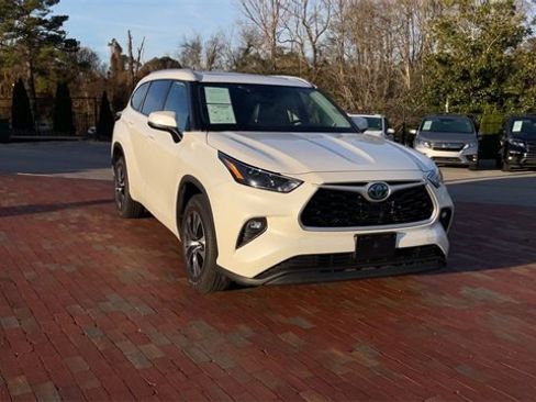 Used 2022 Toyota Highlander XLE image 4