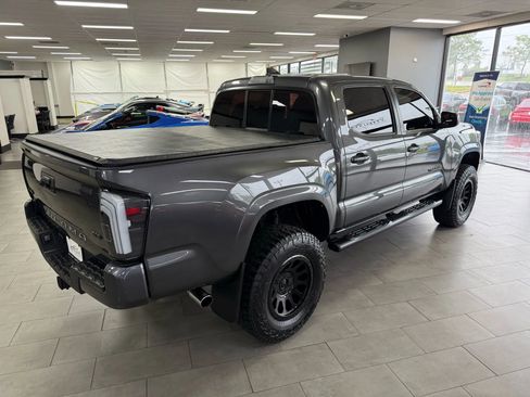 Used 2017 Toyota Tacoma SR image 5