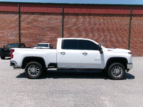 Used 2025 Chevrolet Silverado 2500 LTZ w/ LTZ Convenience Package AWD/4WD image 2