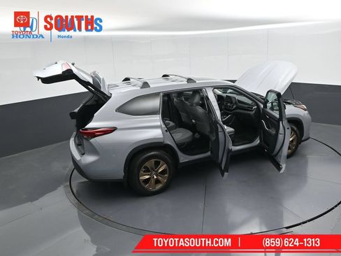 Used 2023 Toyota Highlander Bronze Edition AWD/4WD image 56