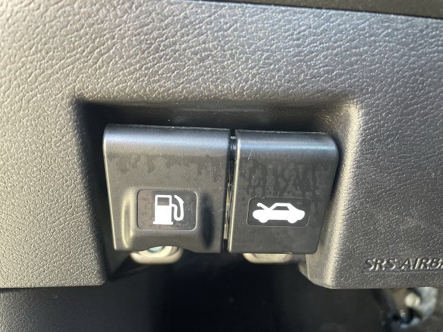 Used 2025 Nissan Versa SV FWD image 33