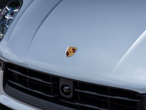 Certified 2025 Porsche Macan image 18