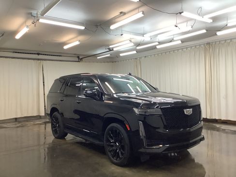 Used 2023 Cadillac Escalade Sport w/ LPO, ONYX Package AWD/4WD image 3