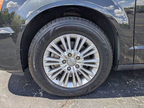 Used 2015 Chrysler Town & Country Touring-L w/ Driver Convenience Group FWD image 9