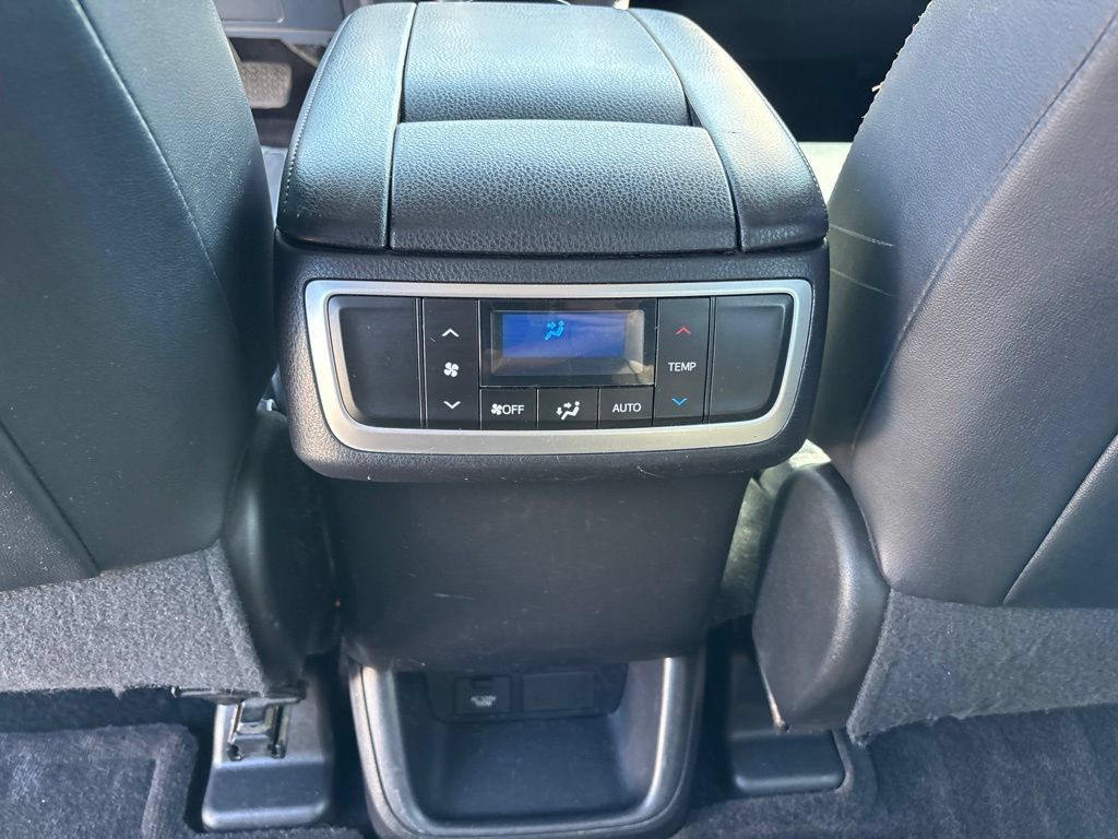 Used 2016 Toyota Highlander XLE FWD image 28