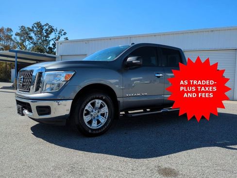 Used 2018 Nissan Titan SV image 2