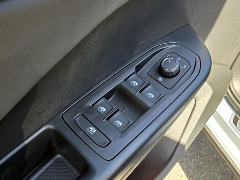 New 2026 Volkswagen Taos SE FWD image 14